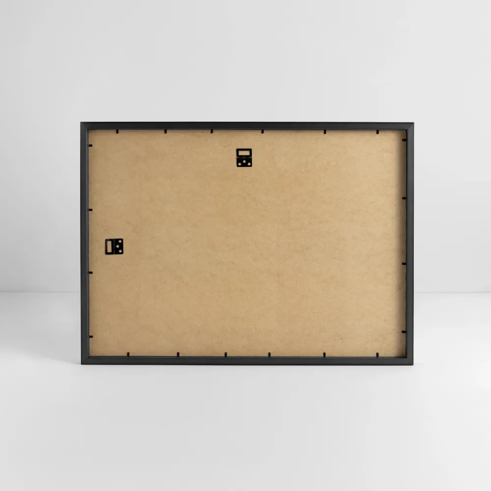 HOWE Gerahmtes Poster (69 × 49 cm)
